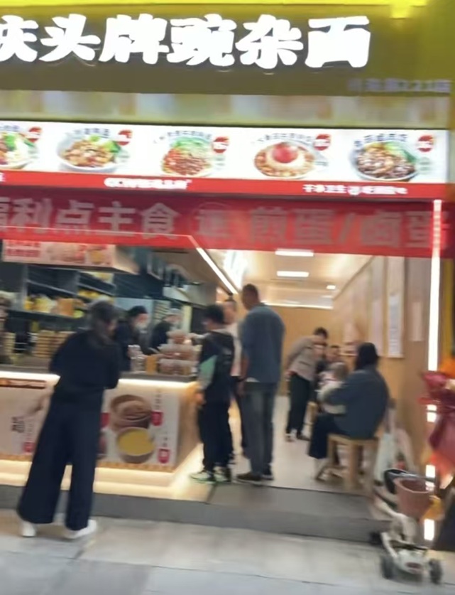 呼啦面馆重庆奉节县思城西店10月18日迎来火爆开业啦！